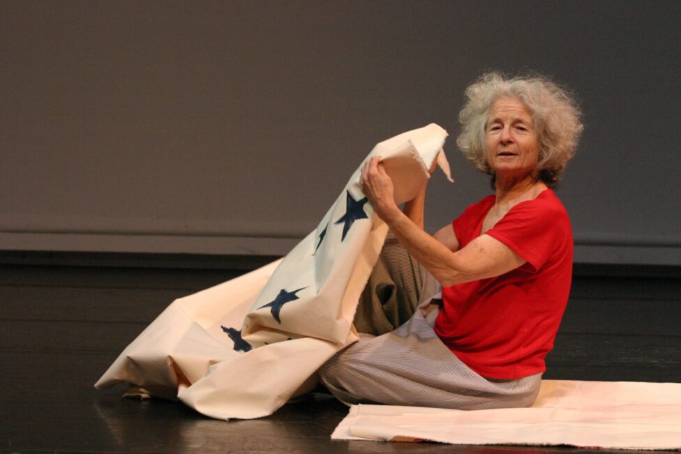 Simone Forti, News Animation, performed at the J. Paul Getty Museum, Los Angeles, 2004 © Carol Petersen, 2004